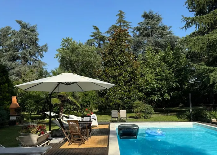 Apartment In Villa La Carruba